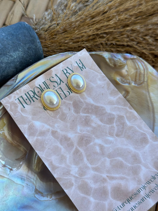 Pearl studs