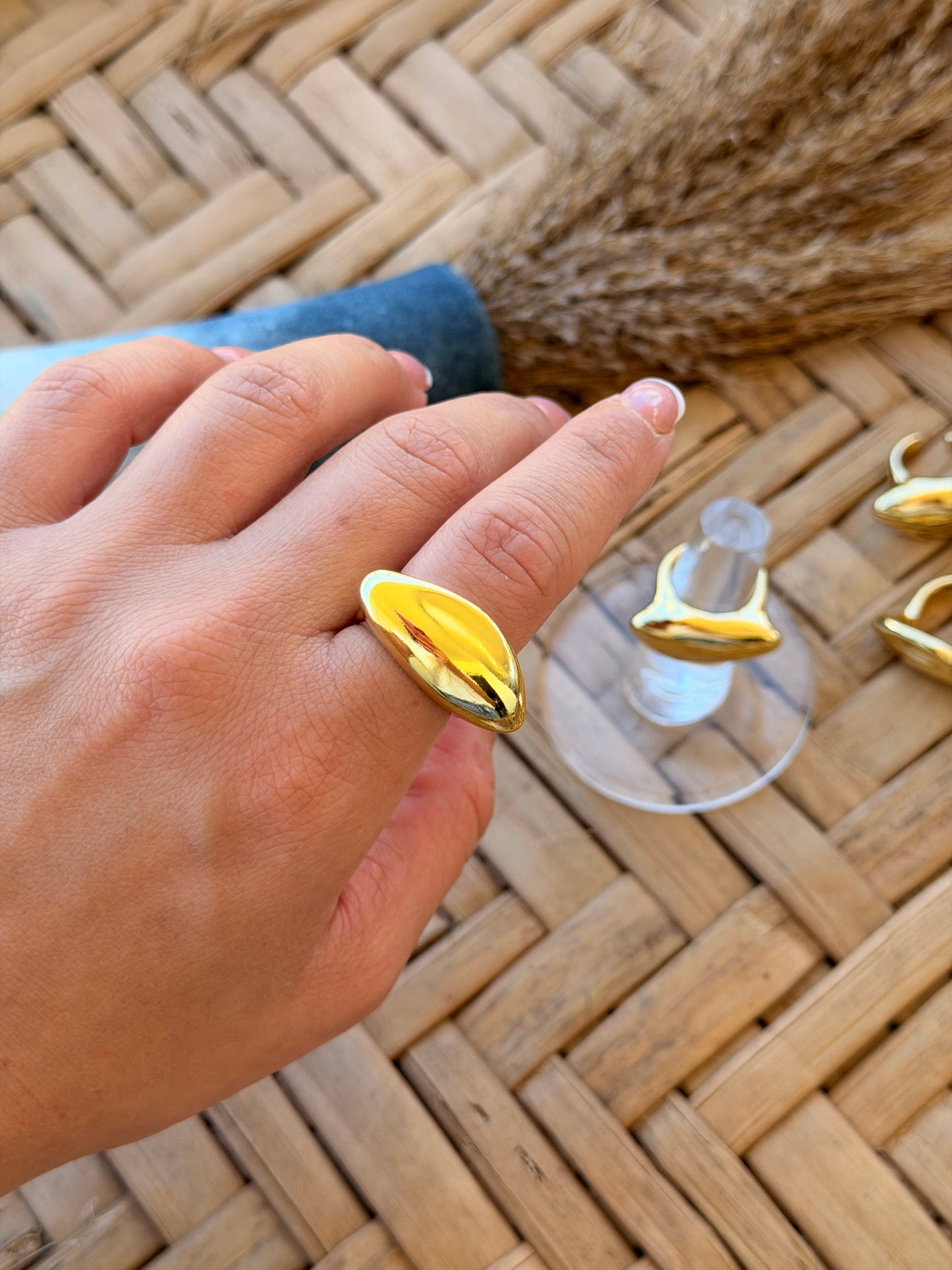 Oval ring