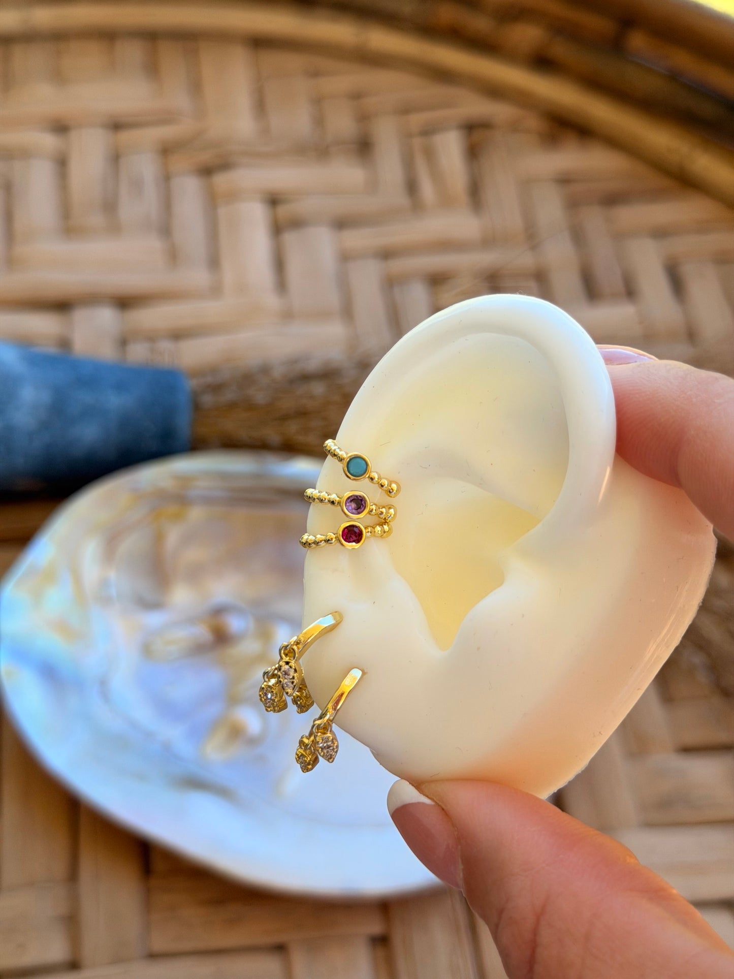 Dainty earcuff