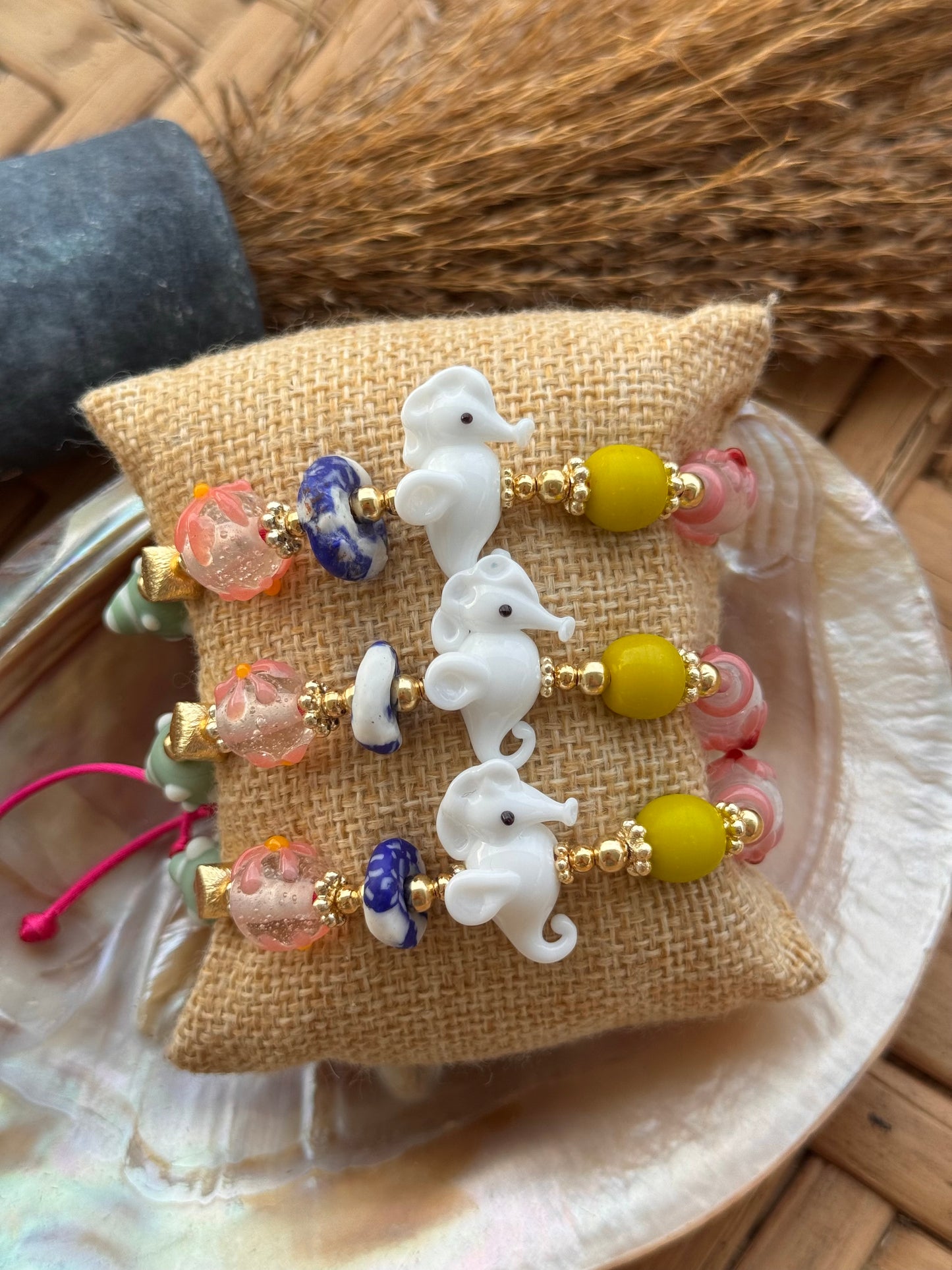 Caballito de mar bracelet (white)