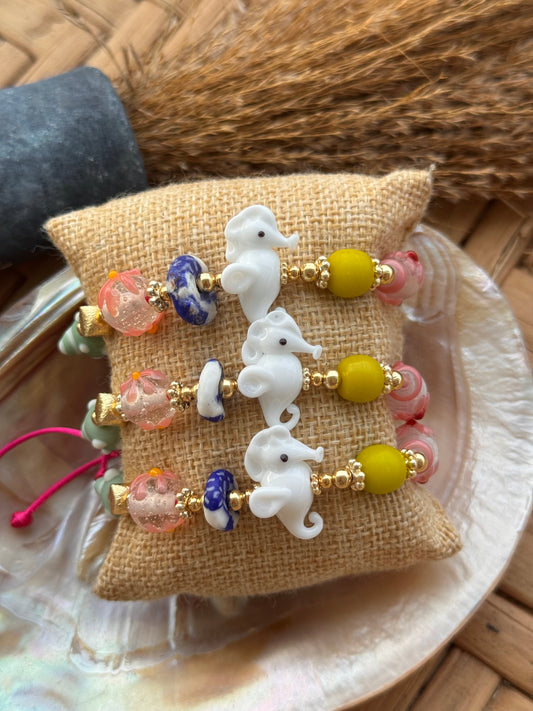 Caballito de mar bracelet (white)