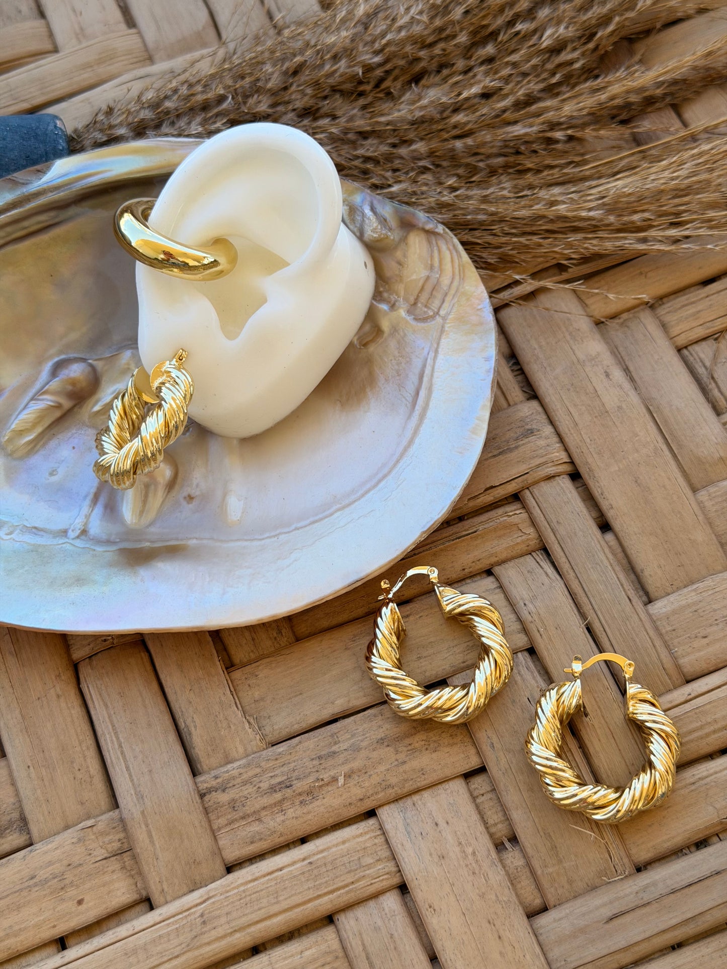 Twisted hoop